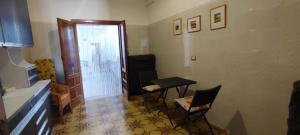 トッレ・ラピッロにあるun passo dal mareの椅子2脚、テーブル、窓が備わる客室です。