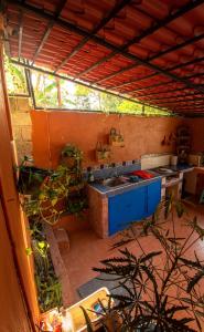 eine Küche mit einer Spüle und einer Arbeitsplatte in der Unterkunft Hostal Doña Emma in Pahuatlán del Valle