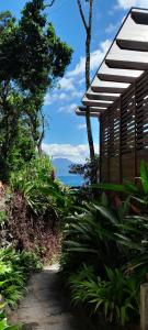 un camino que conduce a una casa con vistas al océano en Morena Flor Cabana, en Angra dos Reis