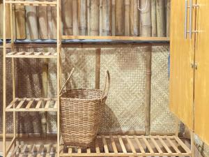 um cesto de vime sentado numa prateleira num armário em Galera Lodge em Puerto Galera