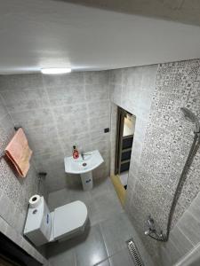 ein Bad mit einem WC und einem Waschbecken in der Unterkunft Duplex panoramique avec jardin in Chefchaouen