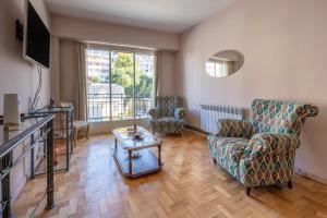 圣卡洛斯-德巴里洛切Departamento Premier的有两把椅子和一台电视的客厅 更多2张照片