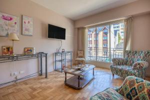 圣卡洛斯-德巴里洛切Departamento Premier的客厅里有一张沙发和一张桌子。