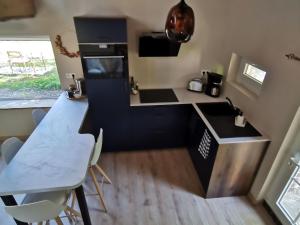 Kuchyň nebo kuchyňský kout v ubytování Gîte de charme avec terrasse, proche circuit 24H et zoo de la Flèche, idéal pour 4 pers. - FR-1-410-438