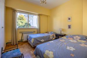 圣卡洛斯-德巴里洛切Departamento Premier的一间卧室，配有两张床和一扇窗户