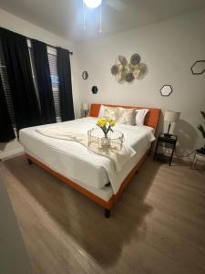 Un pat sau paturi într-o cameră la KING BED One-Bedroom Retreat
