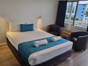 Bargara Beach Hotel客房内的一张或多张床位