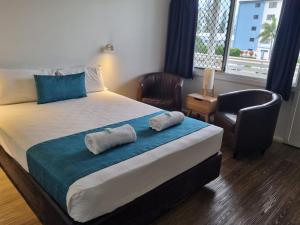 Bargara Beach Hotel客房内的一张或多张床位