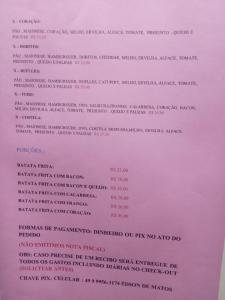 un primo piano di un giornale rosa con sopra una scritta di POUSADA ALTERNATIVA MANU LAGES suite a Lages