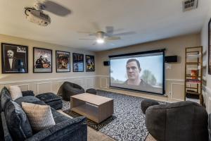 TV a/nebo společenská místnost v ubytování 4 bed Grand Prairie Luxury House, Prime Location!