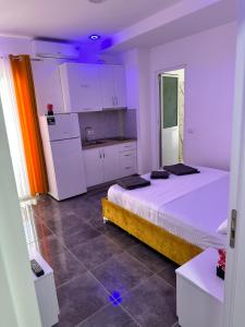 Habitación pequeña con cama y cocina en Hotel Ersi, en Shëngjin