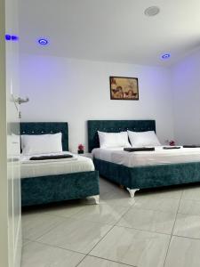 dwa łóżka w pokoju hotelowym z dwoma w obiekcie Hotel Ersi w mieście Shëngjin
