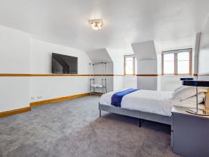 1 dormitorio con 1 cama y TV de pantalla plana en Total Retreat en Isle of Sheppey