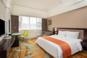 une chambre d'hôtel avec un lit et une télévision dans l'établissement Holiday Inn Express Chengdu Wuhou, an IHG Hotel, à Chengdu