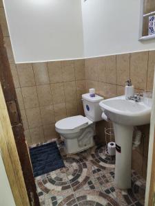 y baño con aseo y lavamanos. en Gywel, en San Salvador