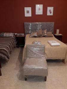 um quarto com duas camas cobertas de plástico em Kasik sacat em Sebastián Elcano