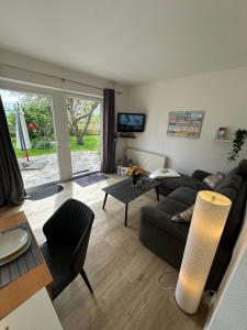 sala de estar con sofá y mesa en Kleine Sundpfote en Fehmarn