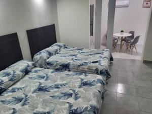モンテレイにあるLoft pb excelente ubicación, muy cómodo y equipadoの部屋に並んで置かれた2つのベッド