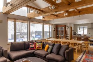 倶知安町にあるChalet Murasakiのソファとテーブルのあるリビングルーム
