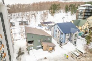 倶知安町にあるChalet Murasakiの雪の中の町の空の景色