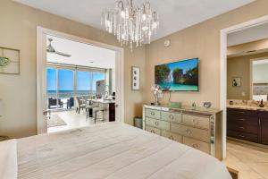 TV a/nebo společenská místnost v ubytování Diamond Beach Penthouse 5PH3