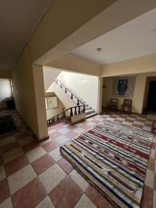 ダハブにあるDahab Vibes Hotelのタイルフロアの客室で、大きな敷物が備わります。