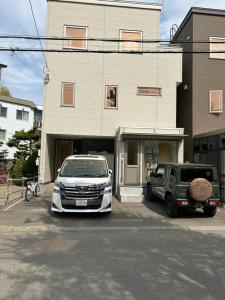 a white car parked in front of a house at ハーモニー地下鉄幌平橋駅徒歩6分市電行啓通駅2分 in Sapporo +5 photos