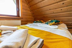 um quarto com uma cama num quarto de madeira em Willa Baja 2 em Zakopane