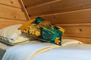 uma almofada sentada em cima de uma cama em Willa Baja 2 em Zakopane