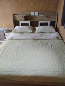 Säng eller sängar i ett rum på RakSuan Homestay บ้านพัก1ห้องนอนเตียงคิงไซร์