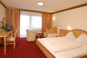 Łóżko lub łóżka w pokoju w obiekcie Hotel Alpenblick