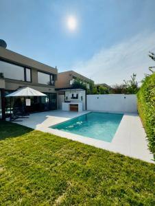 a swimming pool in the backyard of a house at Casa amoblada Chicureo Santiago in Colina