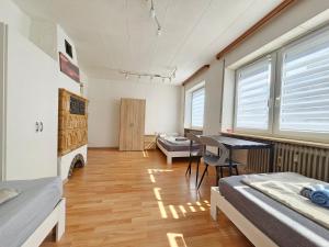 Cette chambre comprend 2 lits et un bureau. dans l'établissement Wohnreich Blaustein Mitte -1A- 2er WG, à Blaustein