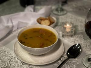 un tazón de sopa en un plato en una mesa en Pousada Encanto do Avencal en Urubici