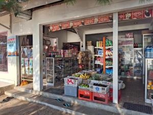 una tienda frente a una tienda de comestibles con frutas y hortalizas en Gusung Indah Bungalow Gili Air, en Gili Air