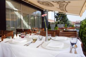 Restoran või mõni muu söögikoht majutusasutuses Hotel Mousson