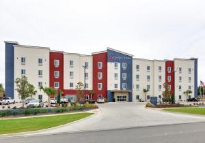 uma fila de edifícios num parque de estacionamento em Candlewood Suites DFW West - Hurst, an IHG Hotel em Hurst