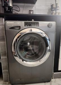 een wasmachine in de keuken bij Appartement luxe et confortable à côté de aswak in Oujda