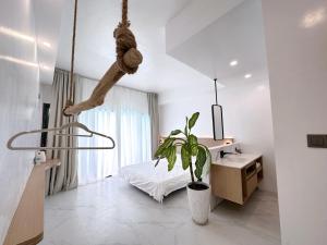 um quarto com uma cama e um baloiço em Diving Addiction Resort em Panglao
