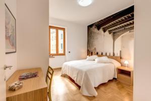 Een bed of bedden in een kamer bij M&L Apartment - Caracalla Holiday