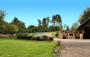 a garden with a picnic table and a building at Le Domaine Du Cap La Roussie in Saint-Cirq
