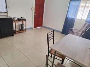 cocina con mesa y sillas en una habitación en Cabina Grande en Brasilito con piscina a 2 min caminando de playa brasilito, en Brasilito