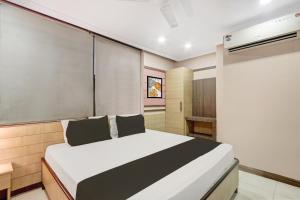 Postel nebo postele na pokoji v ubytování OYO Hotel Tanvi Grand