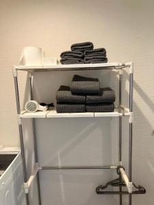 ein Regal mit Handtüchern auf dem Zimmer in der Unterkunft Happy Osaka House in Osaka
