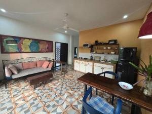 - un salon avec un canapé et une table dans l'établissement #5 Appartement meublé + piscine., à Luang Prabang