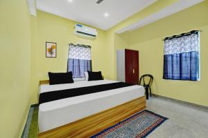 Giường trong phòng chung tại OYO Flagship RADHA RANI HOTEL