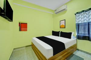 Un pat sau paturi într-o cameră la OYO Flagship RADHA RANI HOTEL