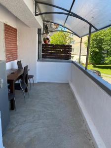 patio al aire libre con mesa, sillas y ventana en AZUR Apartment, en Sibiu 20 fotos más