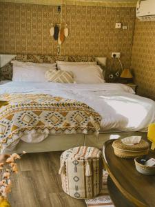 מיטה או מיטות בחדר ב-Four caravan