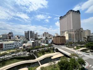 台中市にある墨鐵會館の橋と建物のある街並み